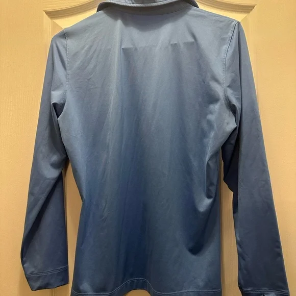 Ladies Vineyard Vines Golf Shirt 
Size Small
Polyester/Spandex - Picture 6 of 7